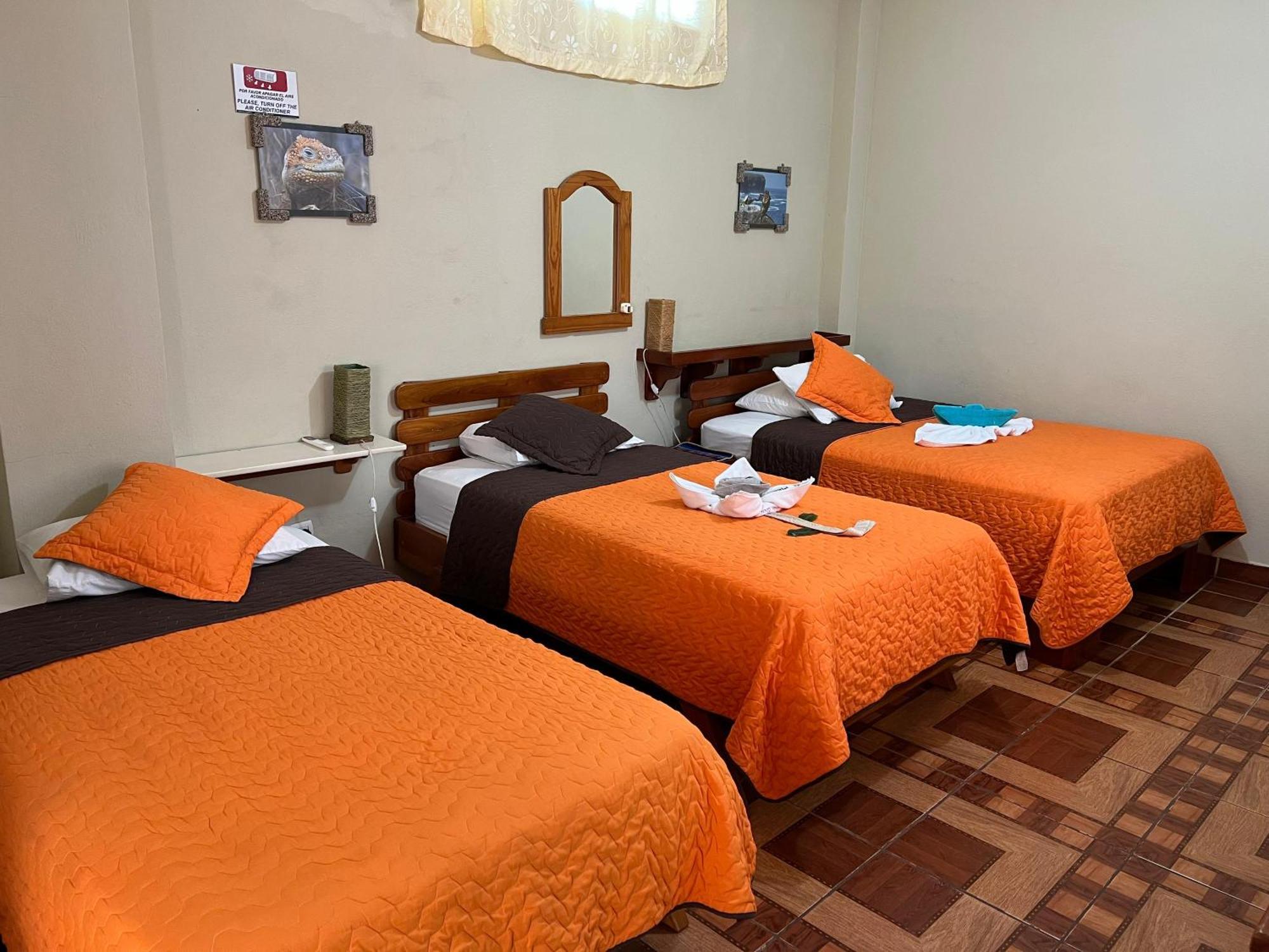 Hostal Cattleya Puerto Baquerizo Moreno Bagian luar foto