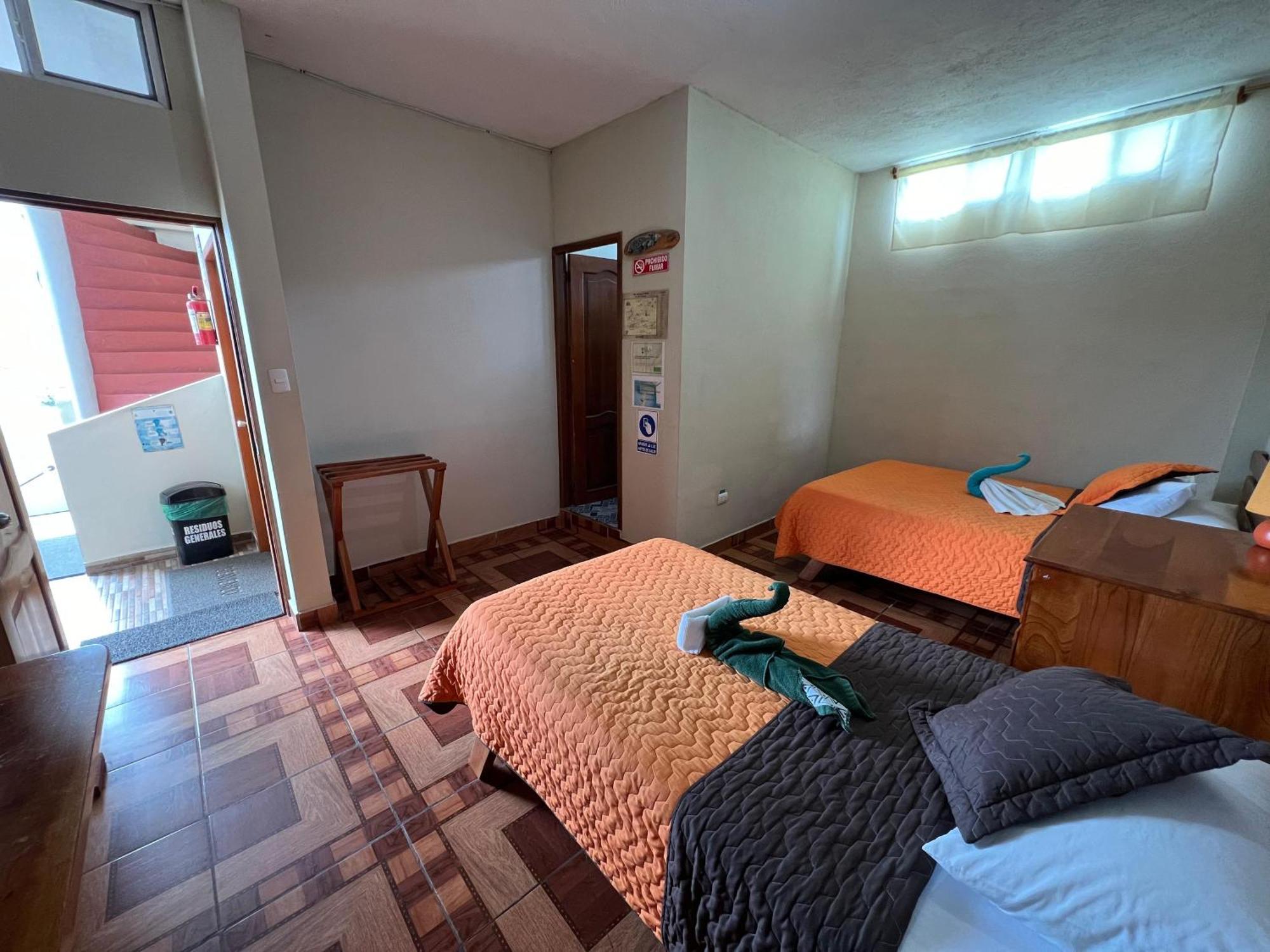 Hostal Cattleya Puerto Baquerizo Moreno Bagian luar foto